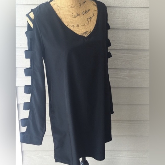 👑✅PRICE FIRM✅ Black Tunic Dress with Sexy cut out long sleeves - Picture 4 of 9